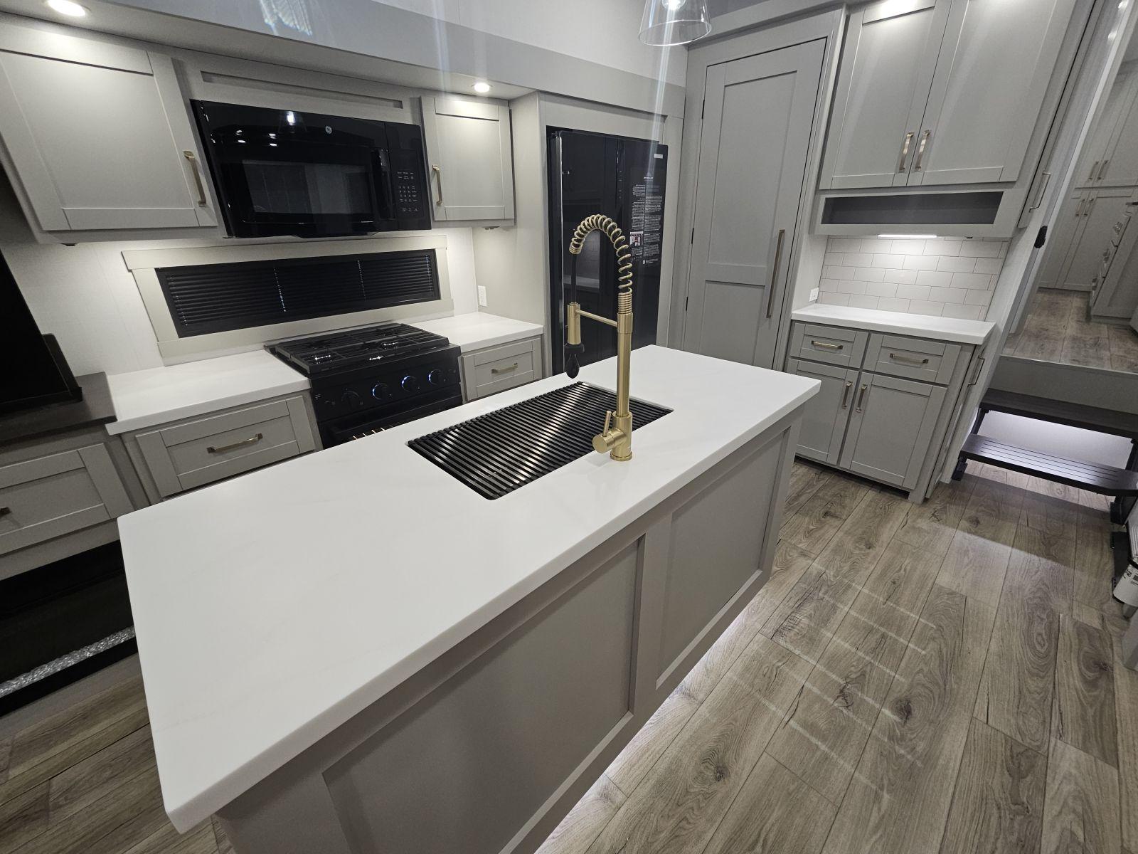 2026 Brinkley 2026 Brinkley Model Z - thumbnail 9