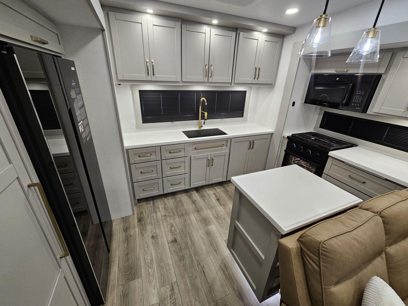 2026 Brinkley 2026 Brinkley Model Z - thumbnail 8