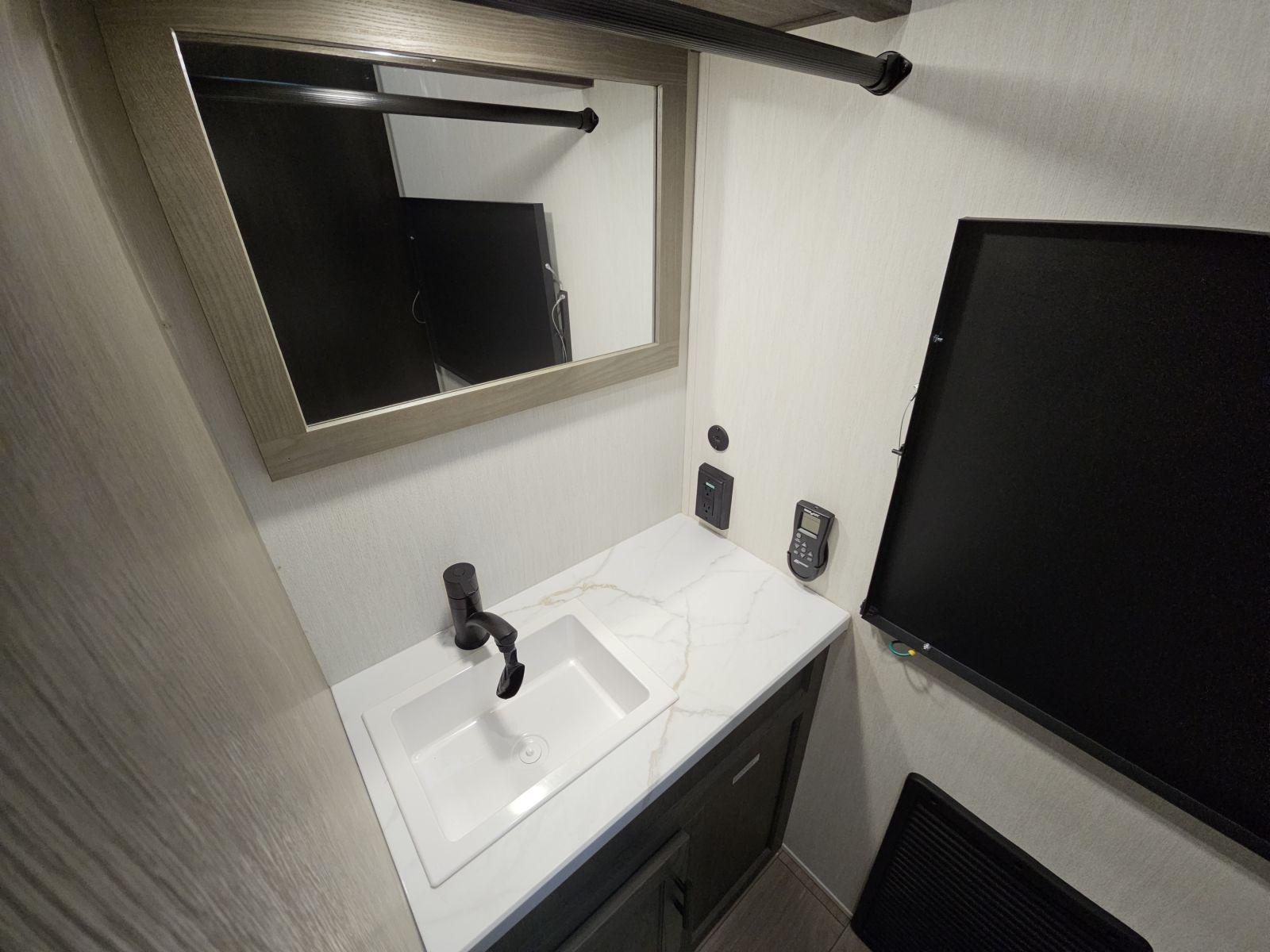 2026 Cherokee 2026 Cherokee Arctic Wolf - thumbnail 29