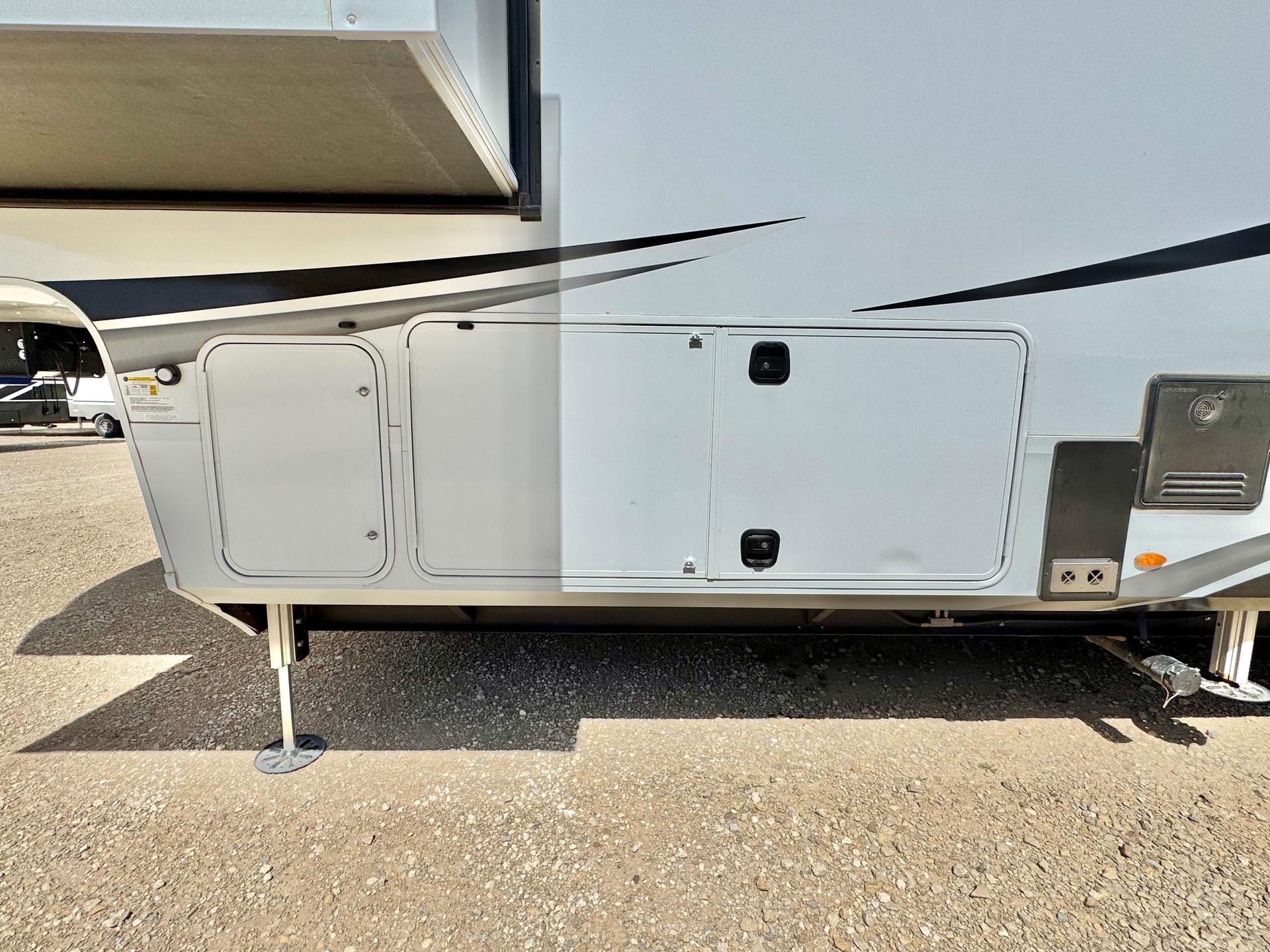 2025 Grand Design 2025 Grand Design Solitude - thumbnail 11