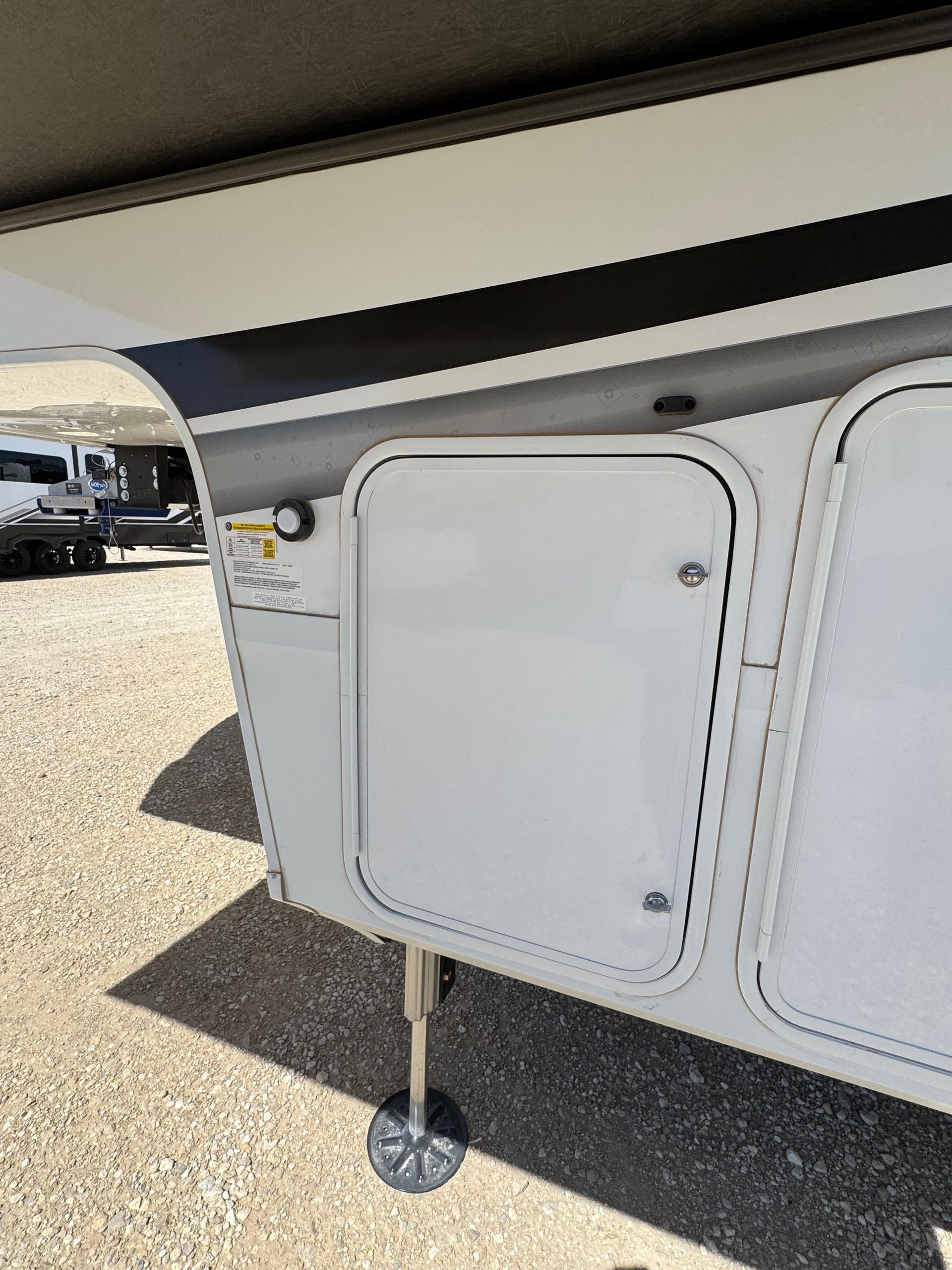 2025 Grand Design 2025 Grand Design Solitude - thumbnail 14