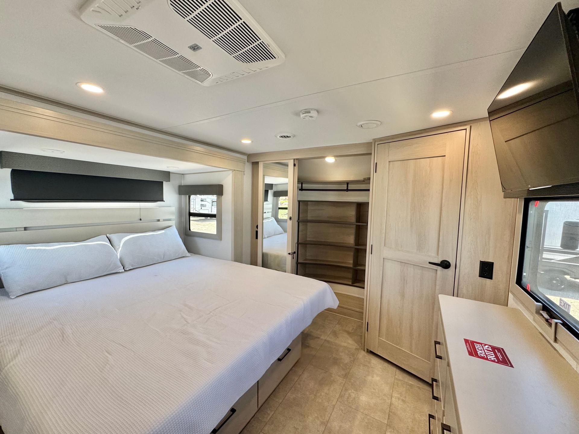 2025 Grand Design 2025 Grand Design Solitude - thumbnail 35