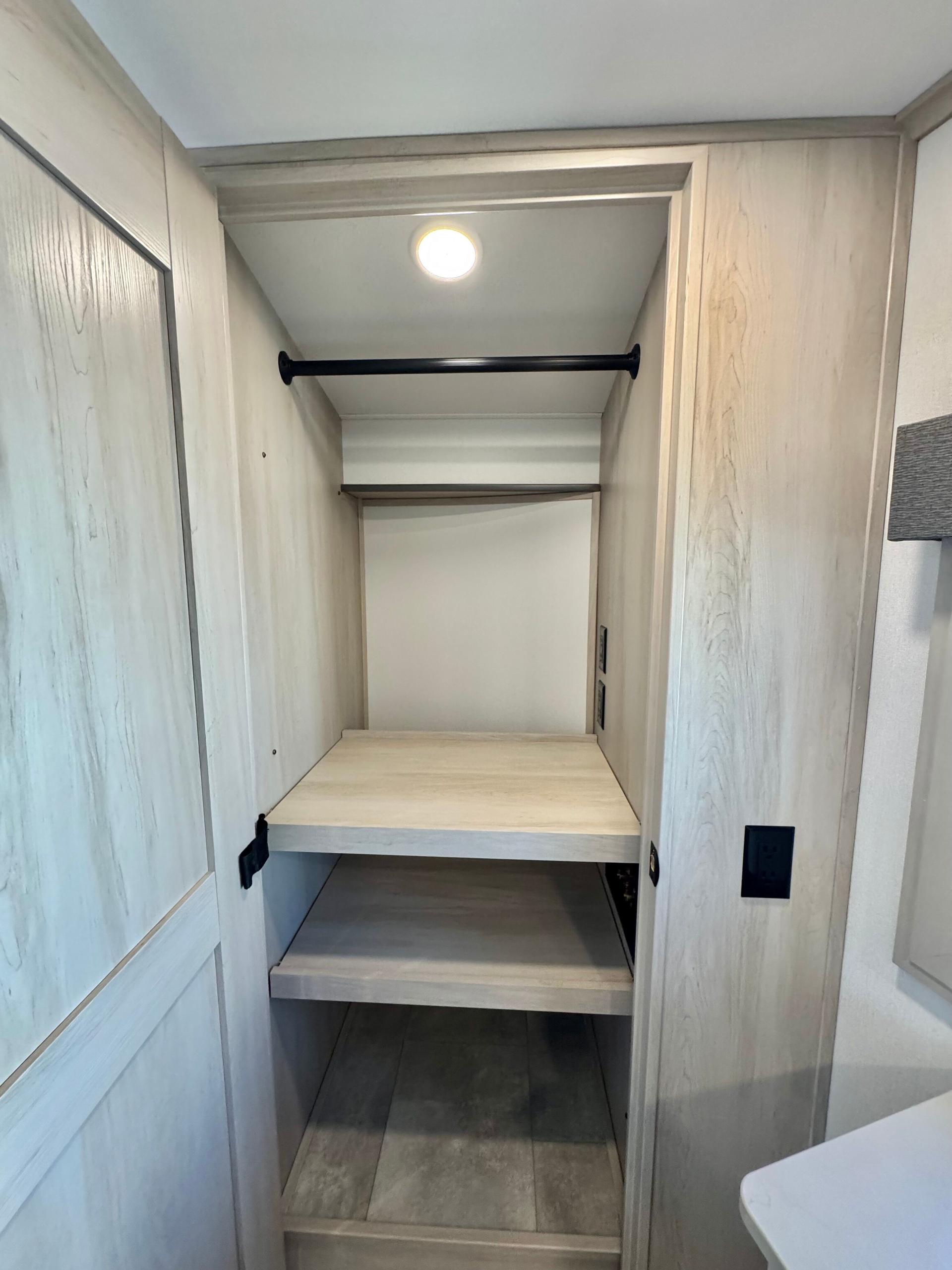 2025 Grand Design 2025 Grand Design Solitude - thumbnail 40