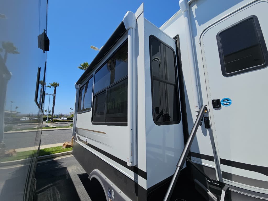 2025 Alliance RV 2025 Alliance RV Paradigm - thumbnail 58