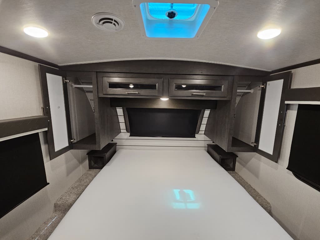 2024 Keystone RV 2024 Keystone RV Cougar Half-Ton - thumbnail 11