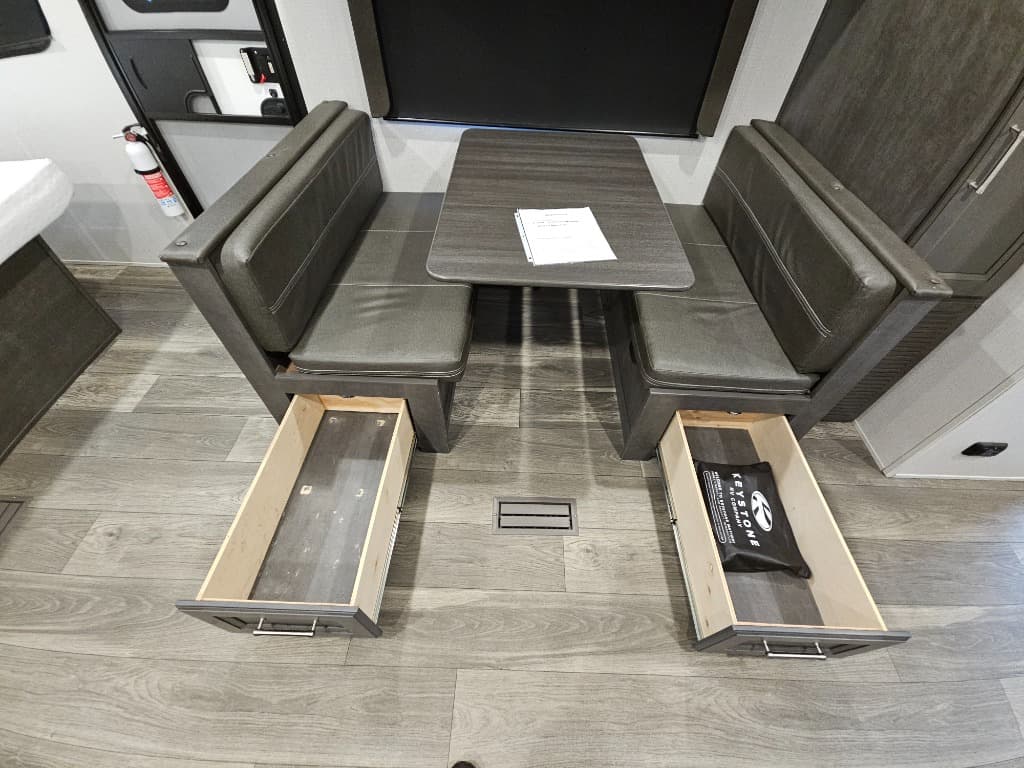 2024 Keystone RV 2024 Keystone RV Cougar Half-Ton - thumbnail 18