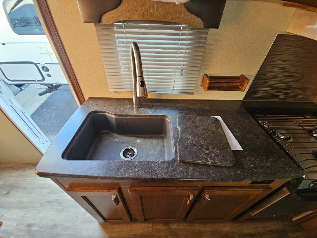 2018 Lance 2018 Lance Travel Trailer - thumbnail 23