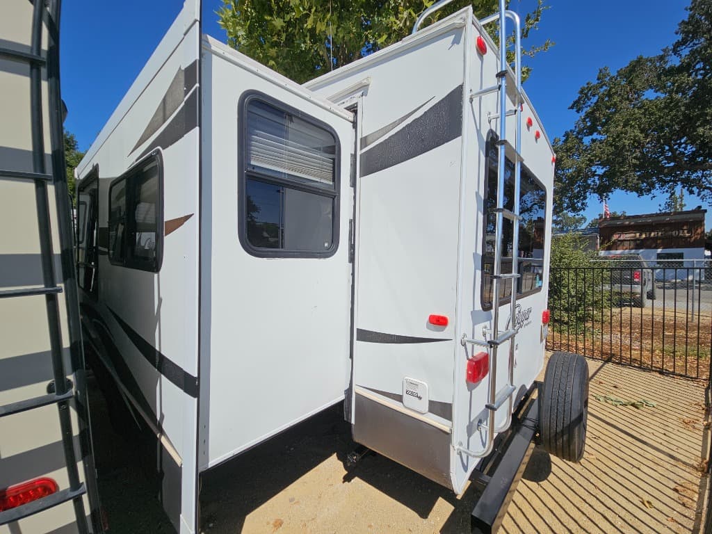 2012 Keystone RV 2012 Keystone RV Cougar Half-Ton - thumbnail 3