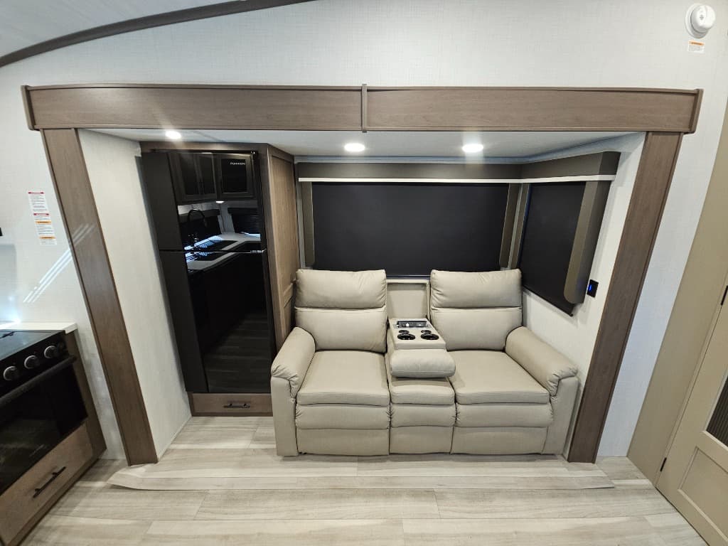 2026 Keystone RV 2026 Keystone RV Cougar Half-Ton - thumbnail 9