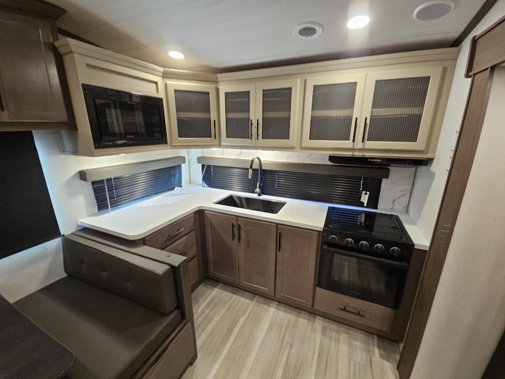 2026 Keystone RV 2026 Keystone RV Cougar Half-Ton - thumbnail 10