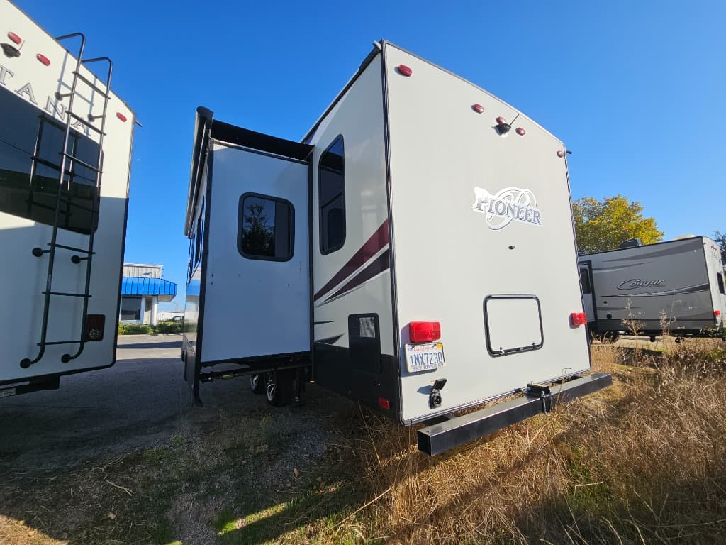 2018 Heartland RV 2018 Heartland RV Pioneer - thumbnail 3