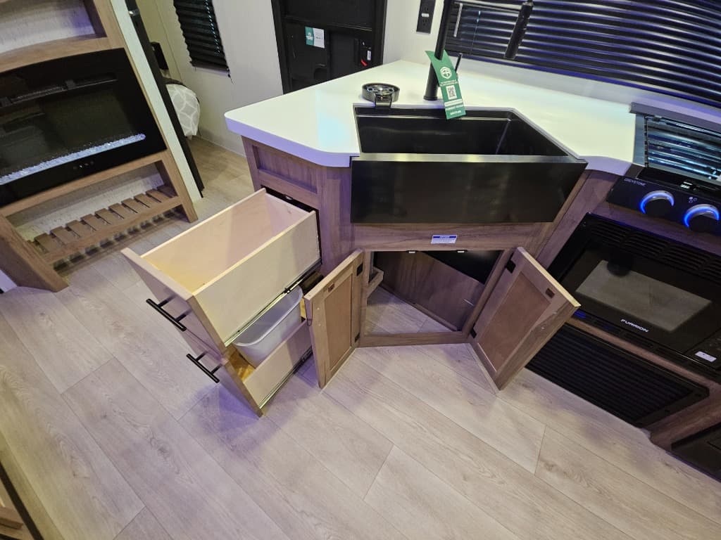 2025 Forest River 2025 Forest River Cherokee Grey Wolf Black Label - thumbnail 28