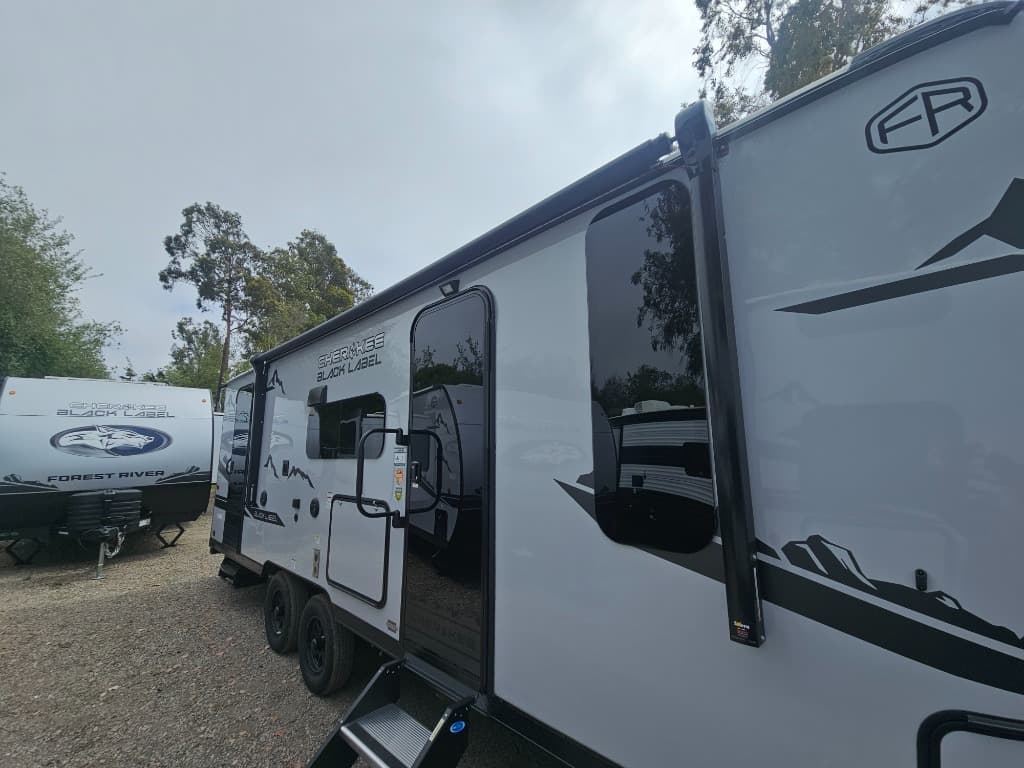 2025 Forest River 2025 Forest River Cherokee Grey Wolf Black Label - thumbnail 38