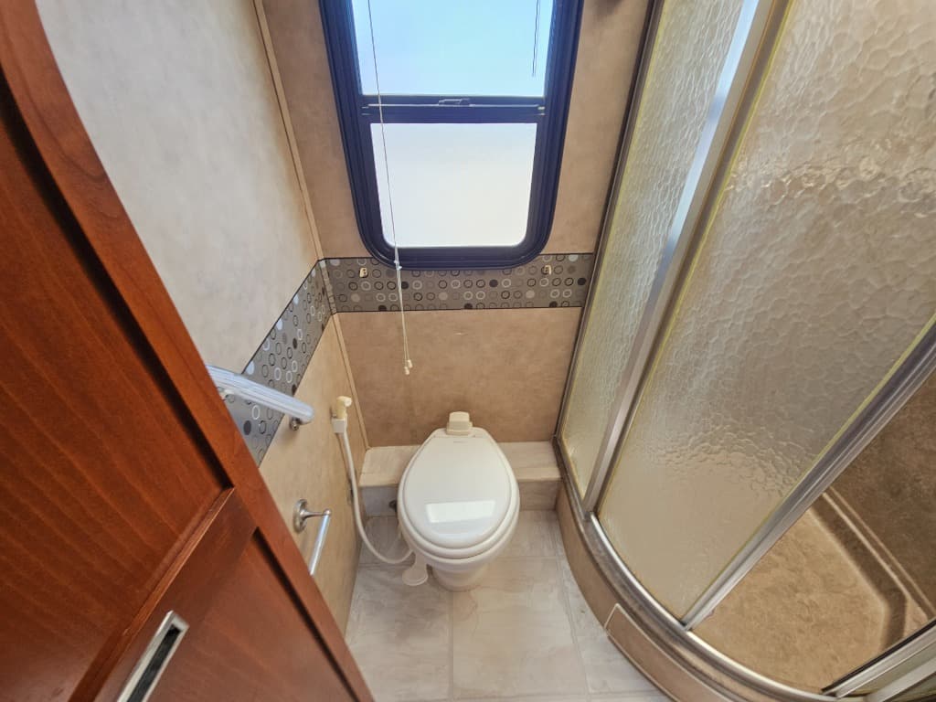 2007 Fleetwood RV 2007 Fleetwood RV Discovery - thumbnail 37