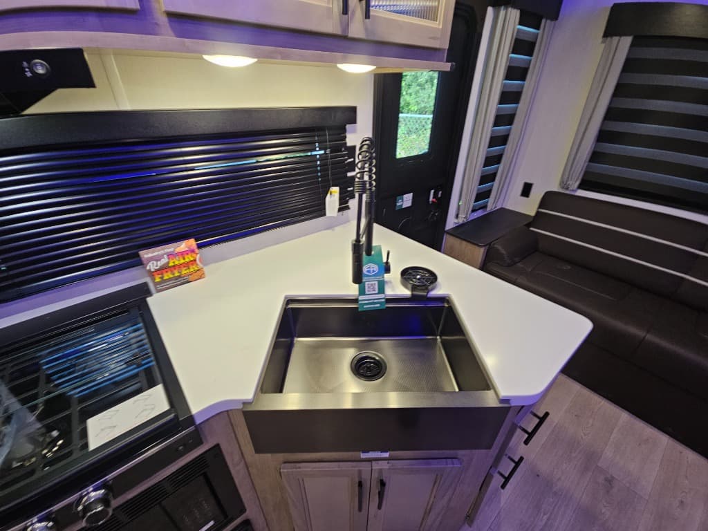 2026 Forest River RV 2026 Forest River RV Cherokee Grey Wolf Black Label - thumbnail 15