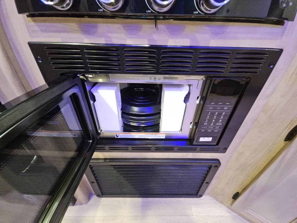 2026 Forest River RV 2026 Forest River RV Cherokee Grey Wolf Black Label - thumbnail 17