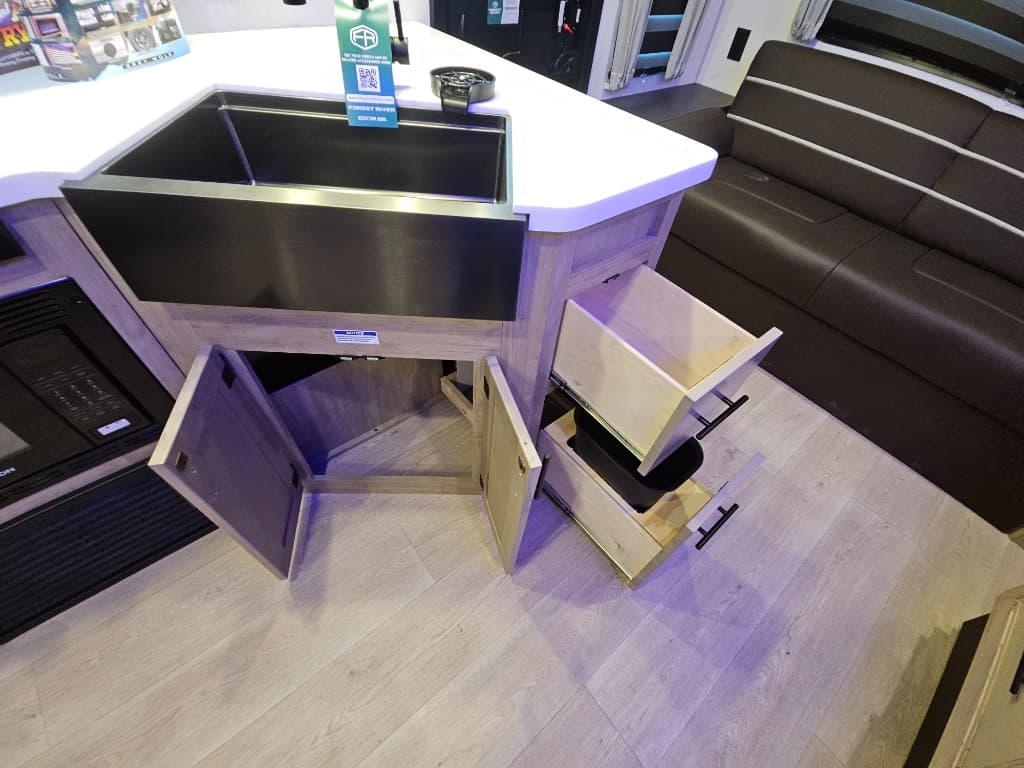 2026 Forest River RV 2026 Forest River RV Cherokee Grey Wolf Black Label - thumbnail 18