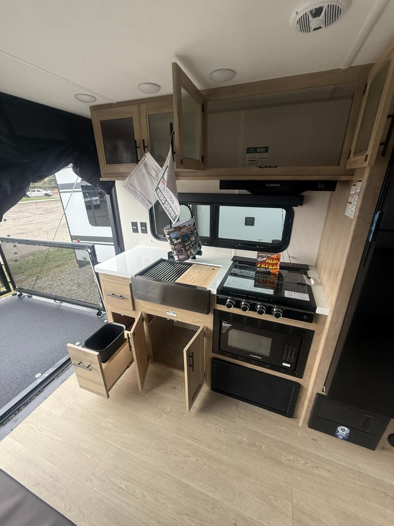 2026 Forest River 2026 Forest River Cherokee Grey Wolf Black Label Toy Hauler - thumbnail 10