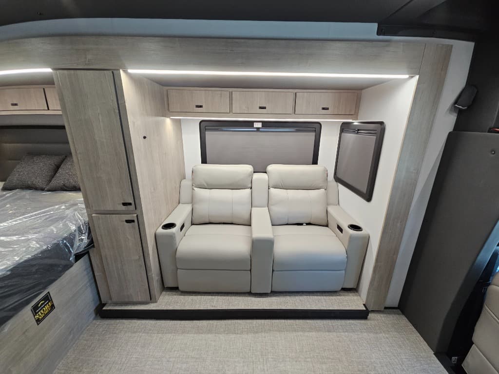 2026 Grand Design 2026 Grand Design Lineage Series M - thumbnail 10