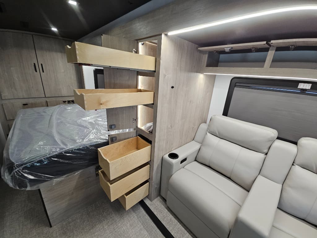 2026 Grand Design 2026 Grand Design Lineage Series M - thumbnail 13