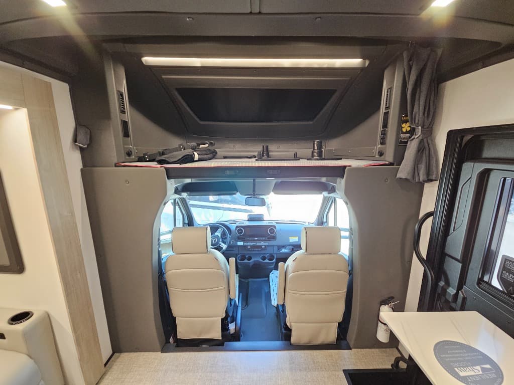 2026 Grand Design 2026 Grand Design Lineage Series M - thumbnail 37