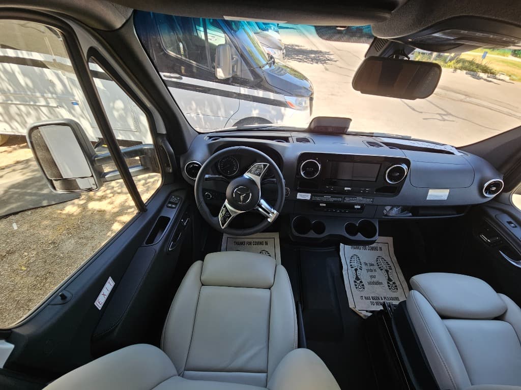 2026 Grand Design 2026 Grand Design Lineage Series M - thumbnail 42