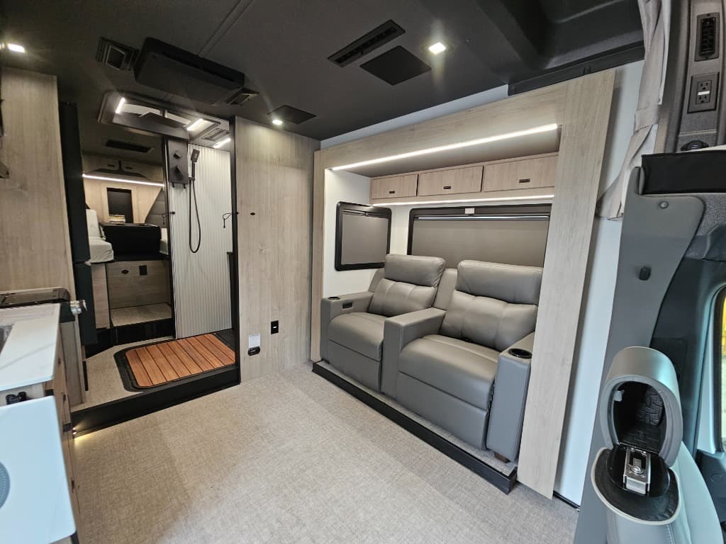 2026 Grand Design 2026 Grand Design Lineage Series M - thumbnail 7