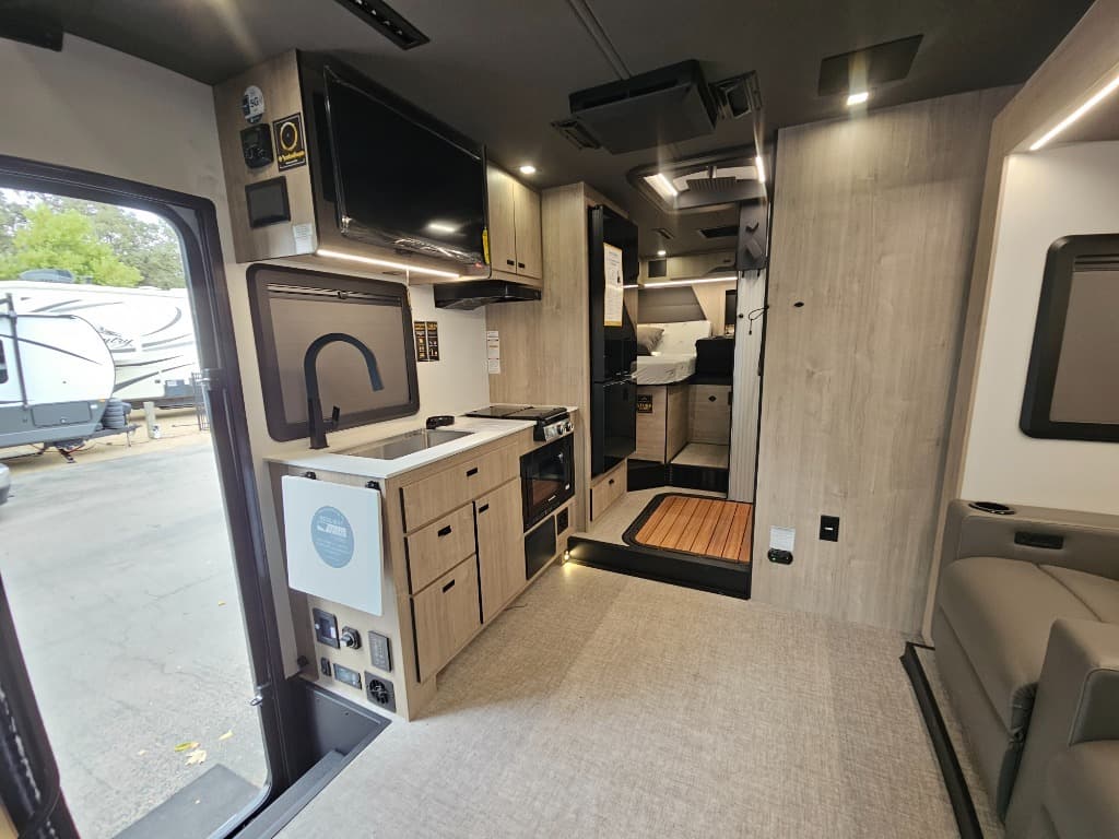 2026 Grand Design 2026 Grand Design Lineage Series M - thumbnail 8