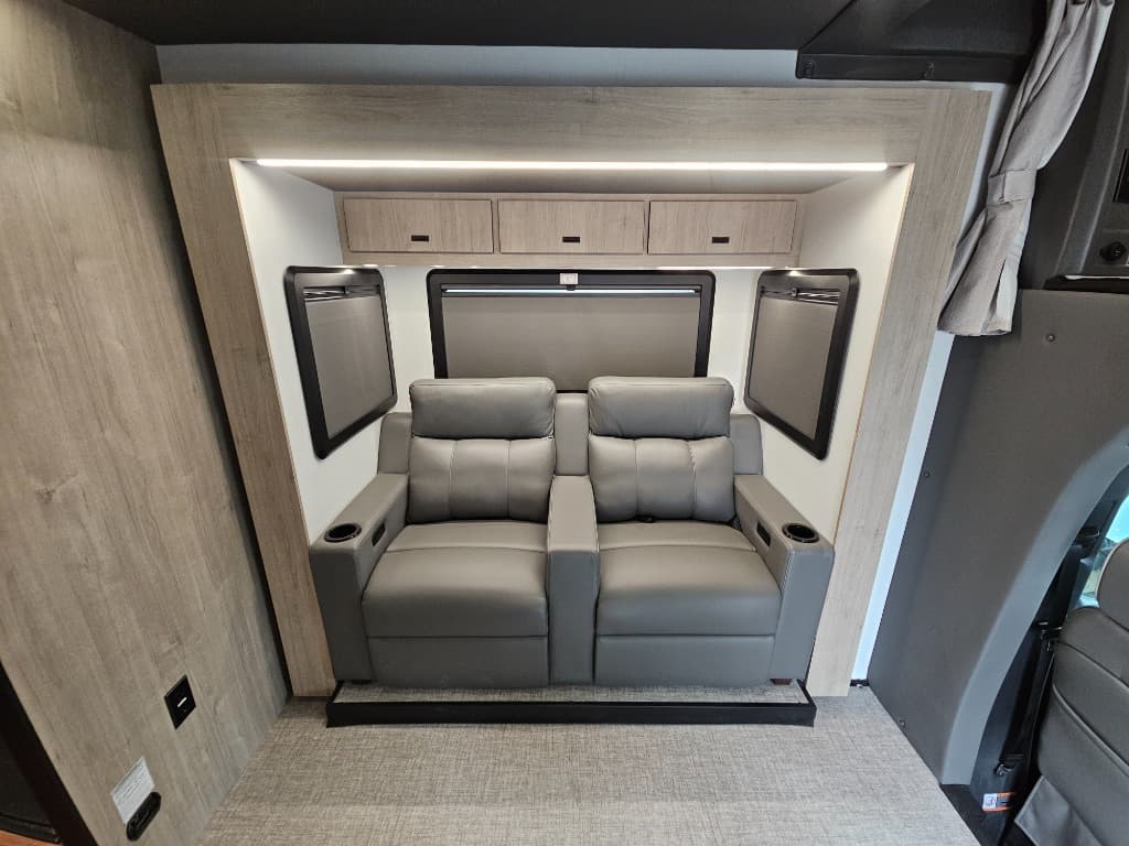 2026 Grand Design 2026 Grand Design Lineage Series M - thumbnail 9