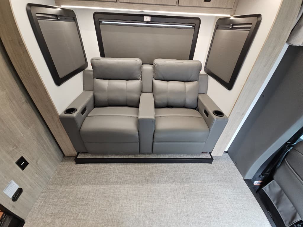 2026 Grand Design 2026 Grand Design Lineage Series M - thumbnail 10