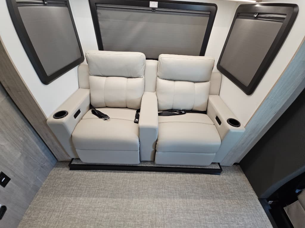 2026 Grand Design 2026 Grand Design Lineage Series M - thumbnail 10