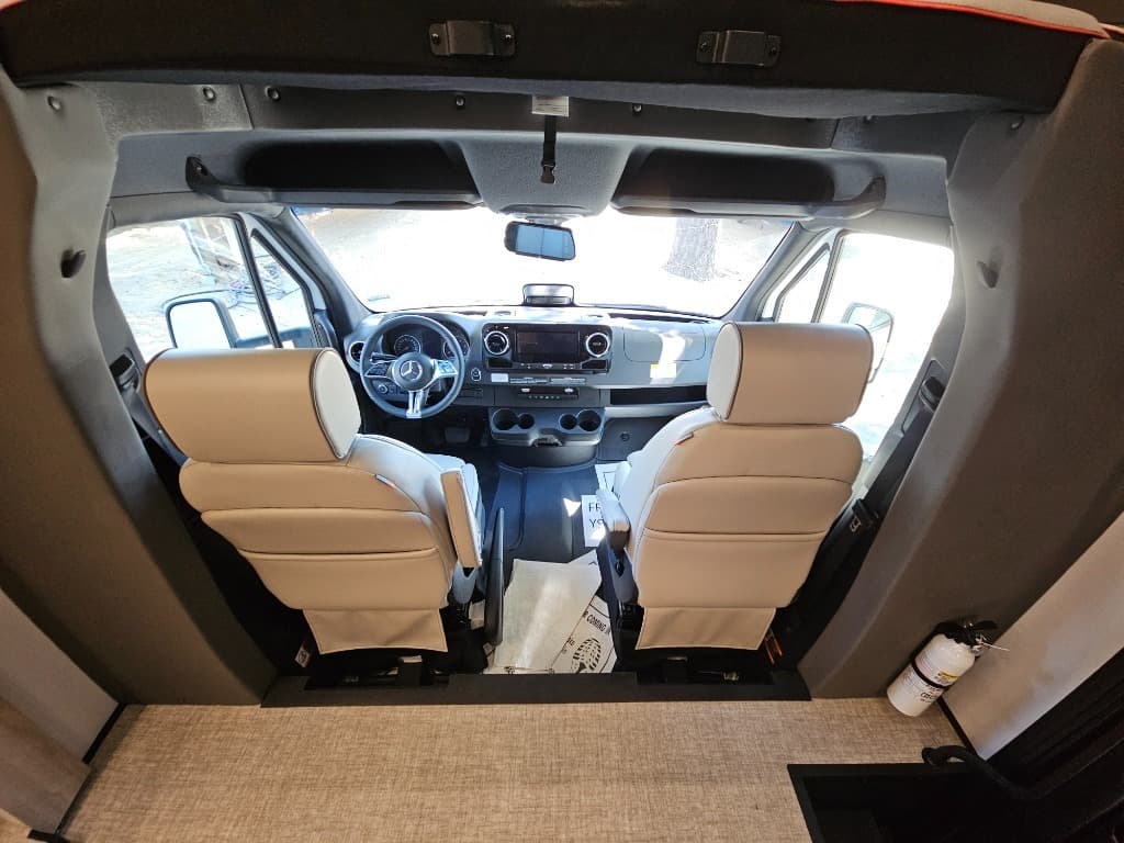 2026 Grand Design 2026 Grand Design Lineage Series M - thumbnail 12