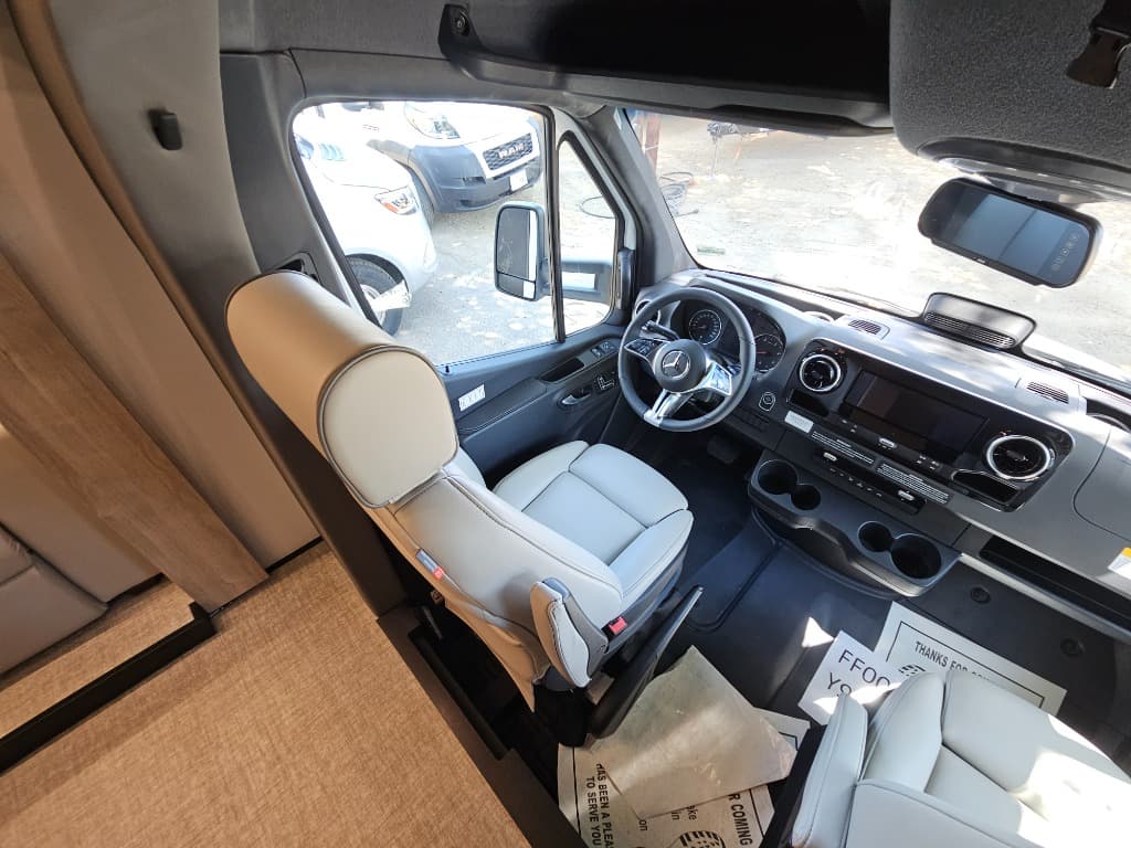 2026 Grand Design 2026 Grand Design Lineage Series M - thumbnail 13