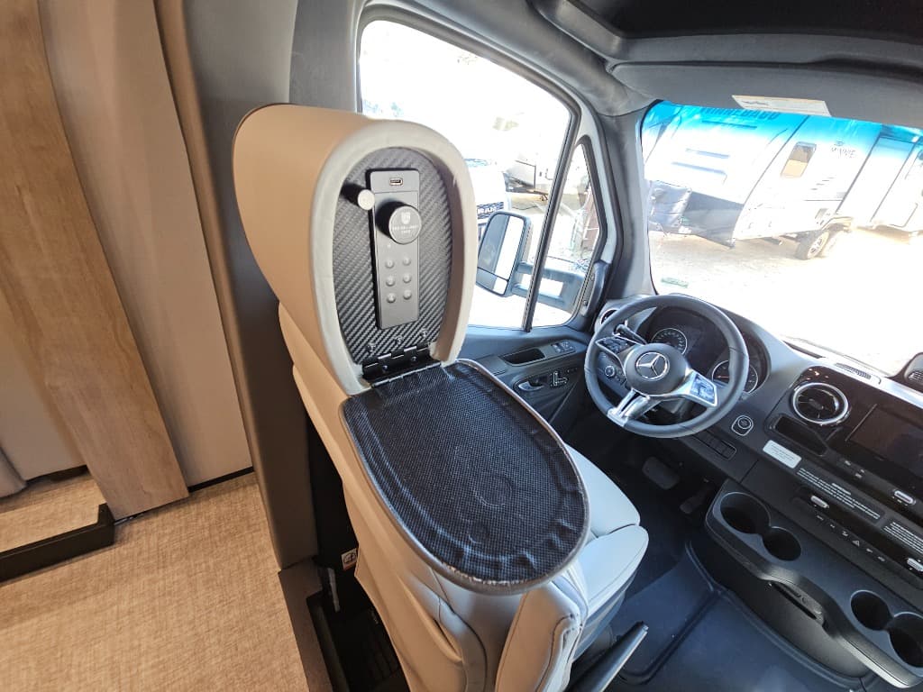 2026 Grand Design 2026 Grand Design Lineage Series M - thumbnail 16