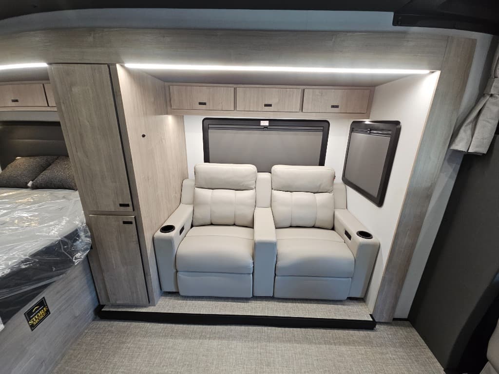 2026 Grand Design 2026 Grand Design Lineage Series M - thumbnail 17