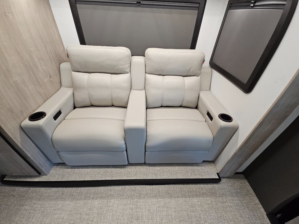 2026 Grand Design 2026 Grand Design Lineage Series M - thumbnail 18