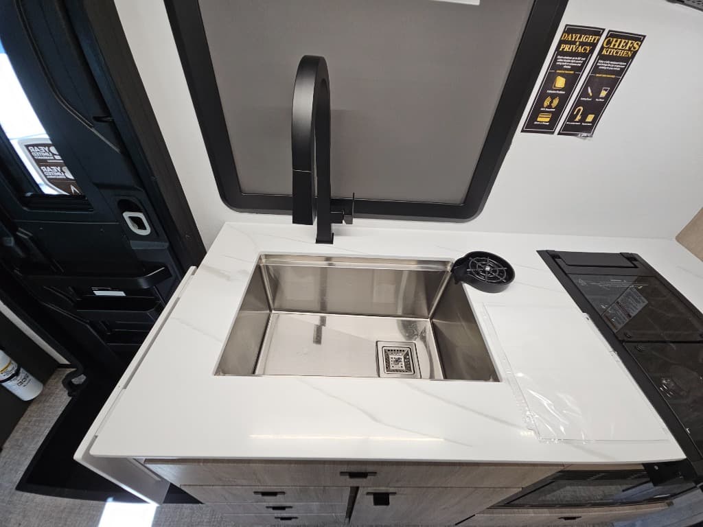 2026 Grand Design 2026 Grand Design Lineage Series M - thumbnail 26