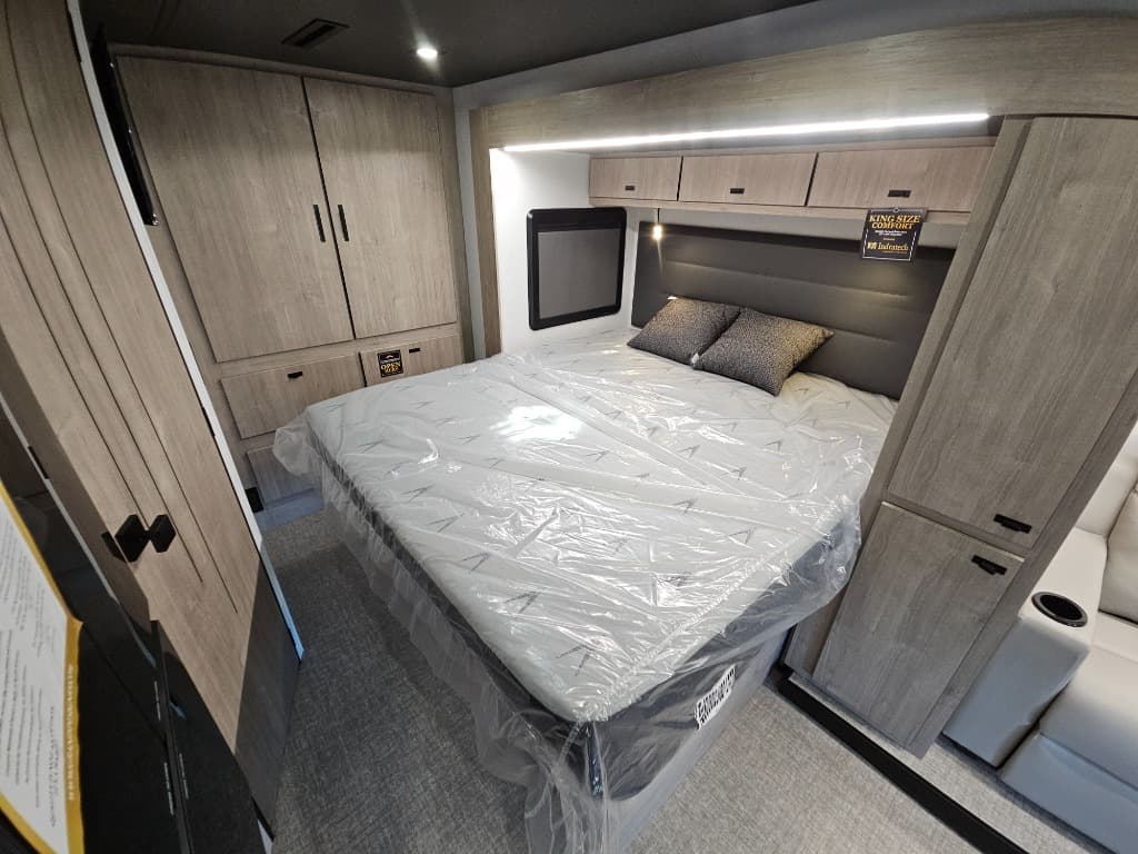 2026 Grand Design 2026 Grand Design Lineage Series M - thumbnail 30