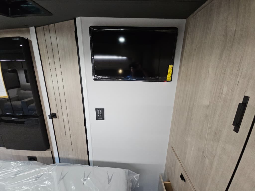 2026 Grand Design 2026 Grand Design Lineage Series M - thumbnail 35