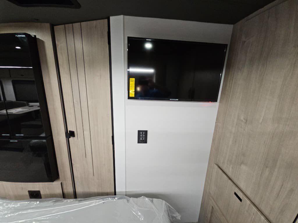 2026 Grand Design 2026 Grand Design Lineage Series M - thumbnail 19