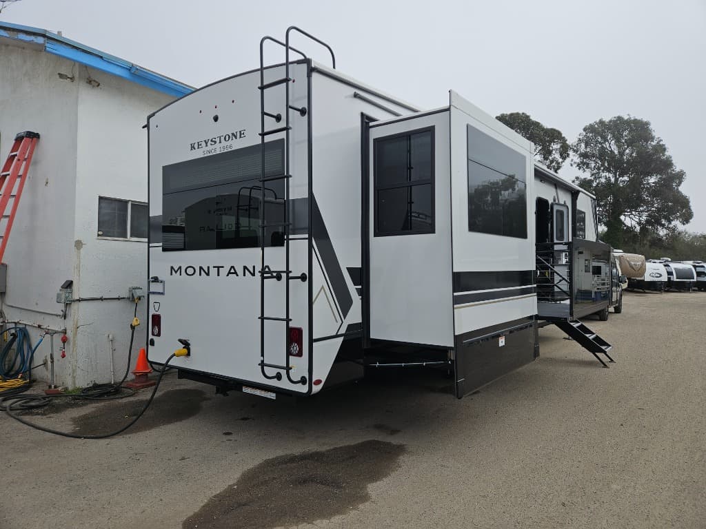 2026 Keystone RV 2026 Keystone RV Montana - thumbnail 3
