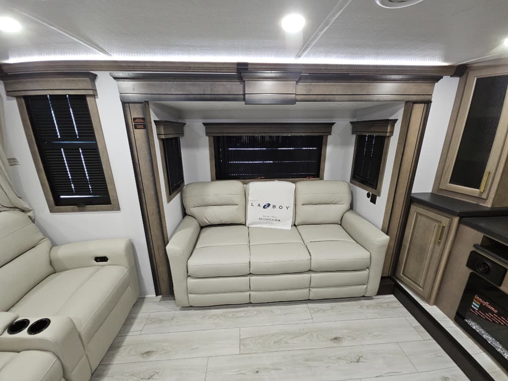 2026 Keystone RV 2026 Keystone RV Montana - thumbnail 10