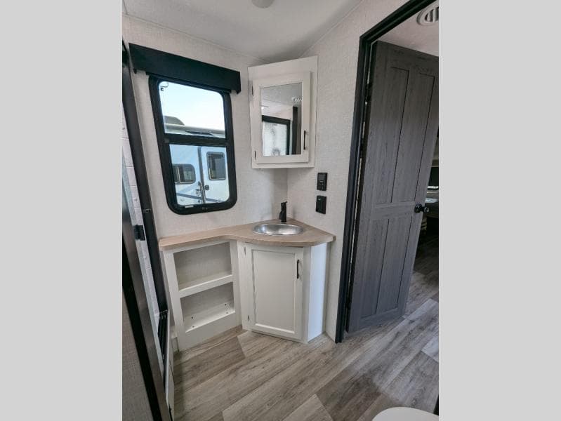 2025 Venture RV 2025 Venture RV SportTrek Touring Edition - thumbnail 9