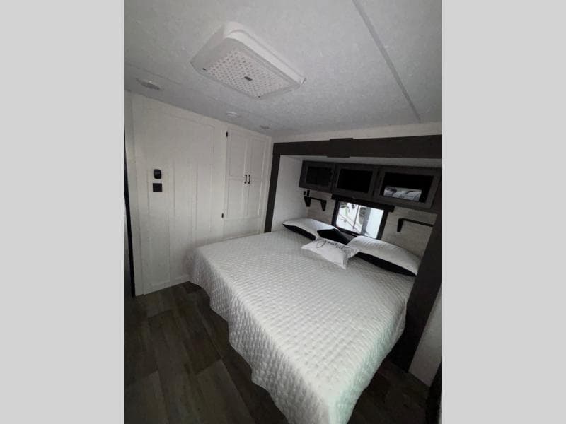 2025 Venture RV 2025 Venture RV SportTrek Touring Edition - thumbnail 8