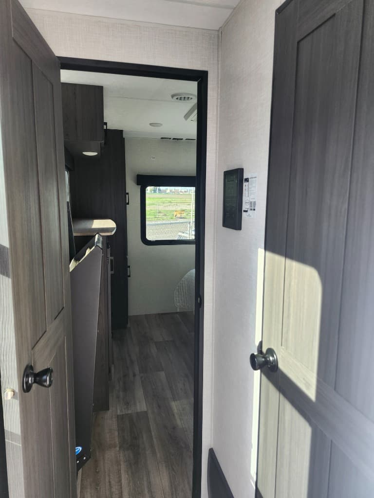 2025 Venture RV 2025 Venture RV SportTrek Touring Edition - thumbnail 8