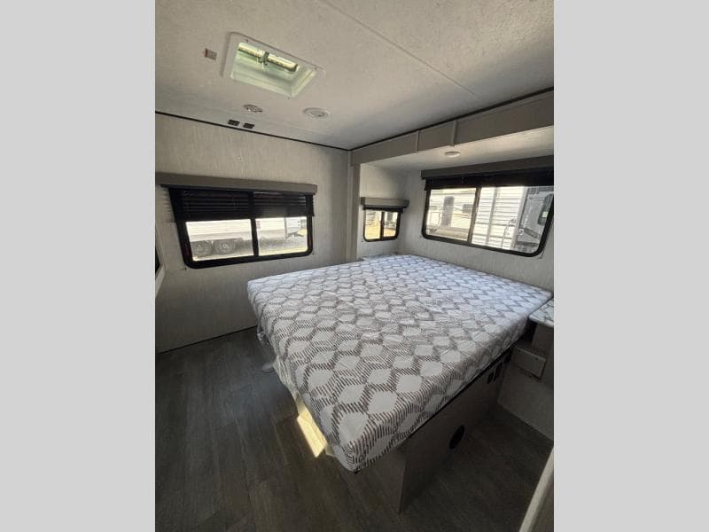2025 Coachmen 2025 Coachmen Apex Ultra-Lite - thumbnail 7