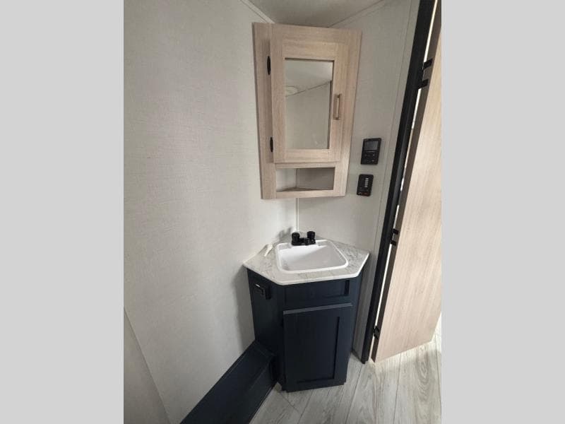 2025 Prime Time RV 2025 Prime Time RV Avenger - thumbnail 3