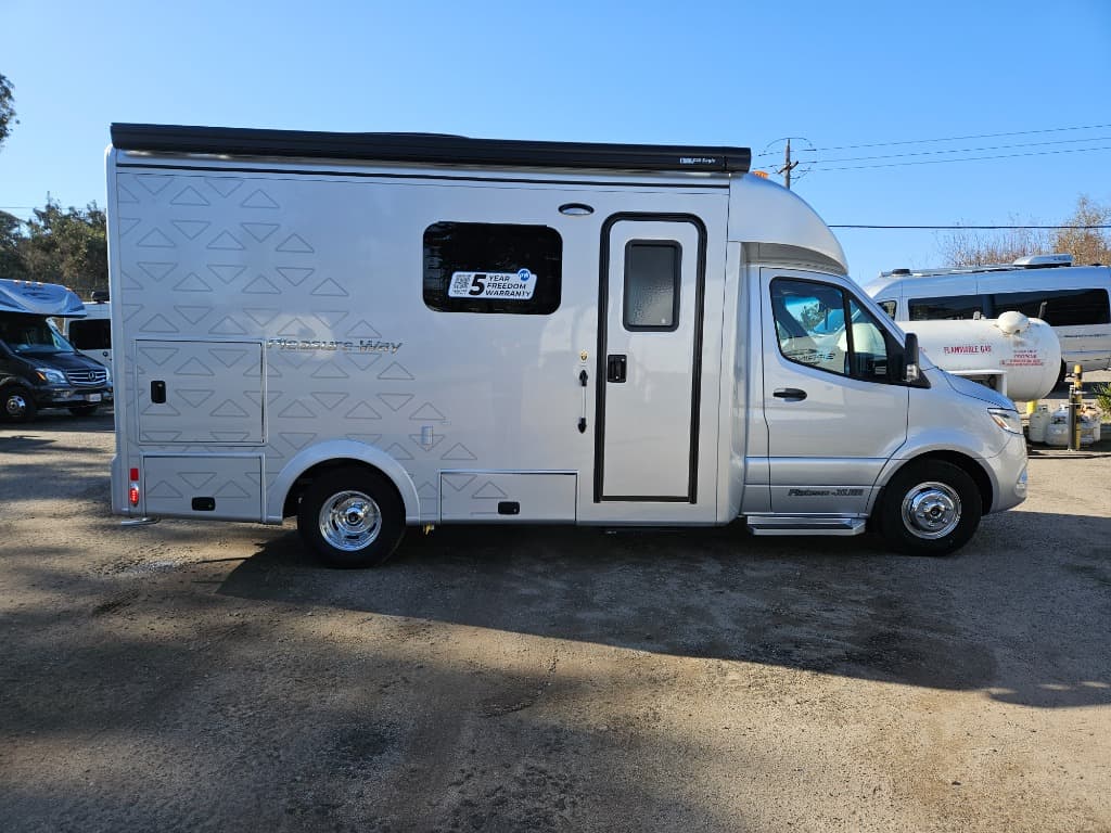 2025 Pleasure-Way 2025 Pleasure-Way Plateau - thumbnail 3