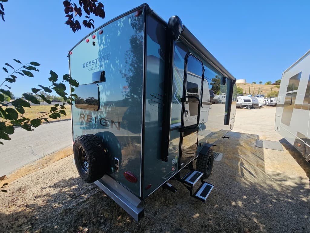 2026 Keystone RV 2026 Keystone RV Reign - thumbnail 3