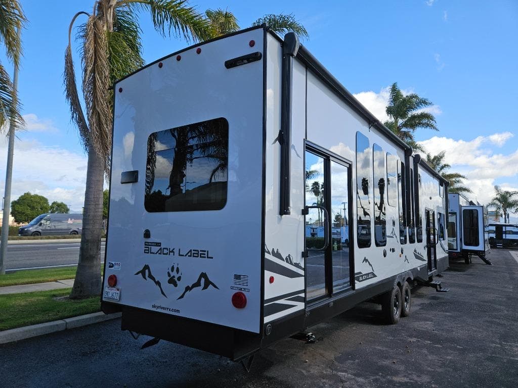 2024 Forest River 2024 Forest River Cherokee Timberwolf Black Label - thumbnail 3